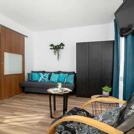Spacious For 6 Persons Balcony And Workspace By Renters