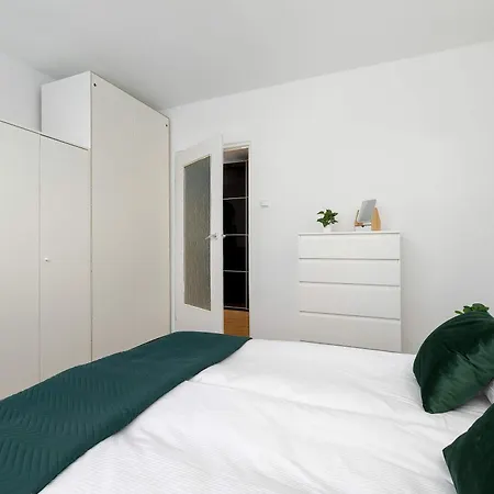 Spacious For 6 Persons Balcony And Workspace By Renters *