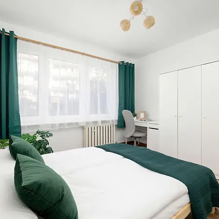 Spacious For 6 Persons Balcony And Workspace By Renters *