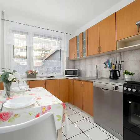 Διαμέρισμα Spacious For 6 Persons Balcony And Workspace By Renters
