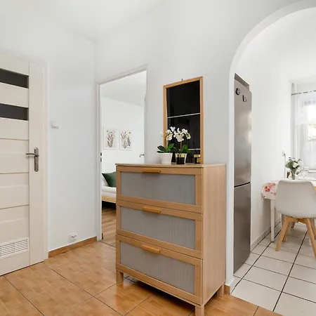 Διαμέρισμα Spacious For 6 Persons Balcony And Workspace By Renters